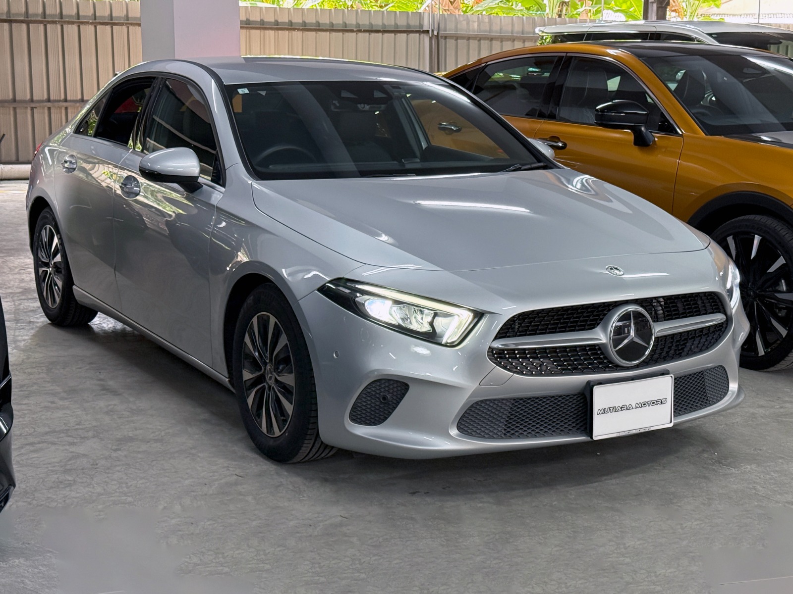 MERCEDES BENZ A180 base sedan